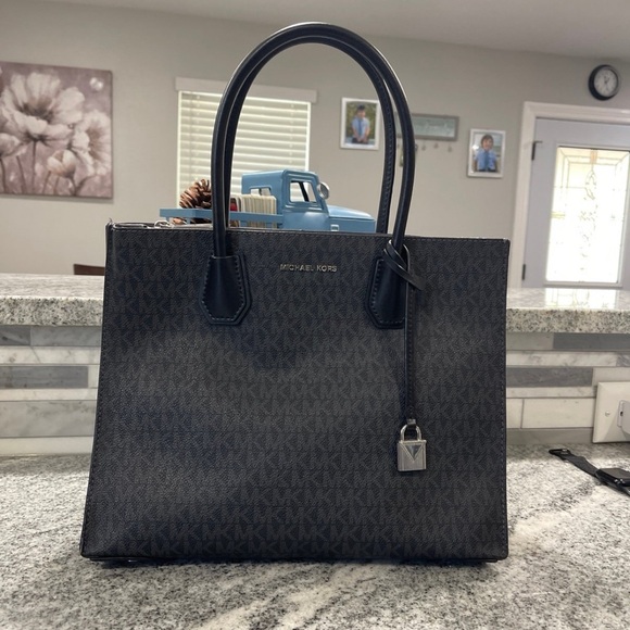 Michael Kors Handbags - Michael Kors Mercer Tote